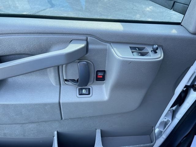 2023 Chevrolet Express Passenger 3500 1LS