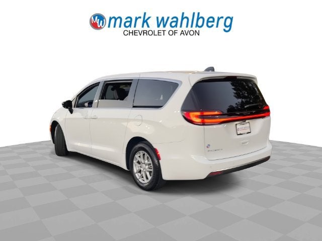 2027 Chrysler Pacifica Select