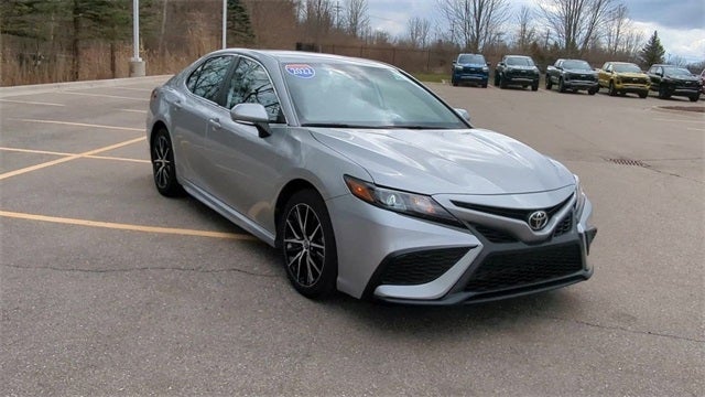 2022 Toyota Camry SE in , OH - Mark Wahlberg Chevrolet Auto Group