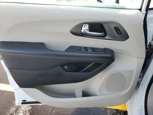 2024 Chrysler Pacifica Hybrid Select