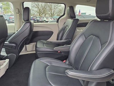 2024 Chrysler Pacifica Hybrid Select