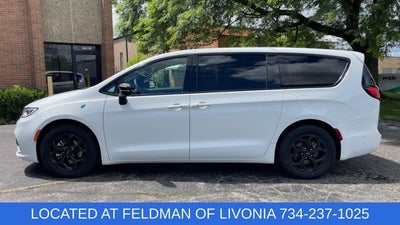 2024 Chrysler Pacifica Hybrid S Appearance Pkg