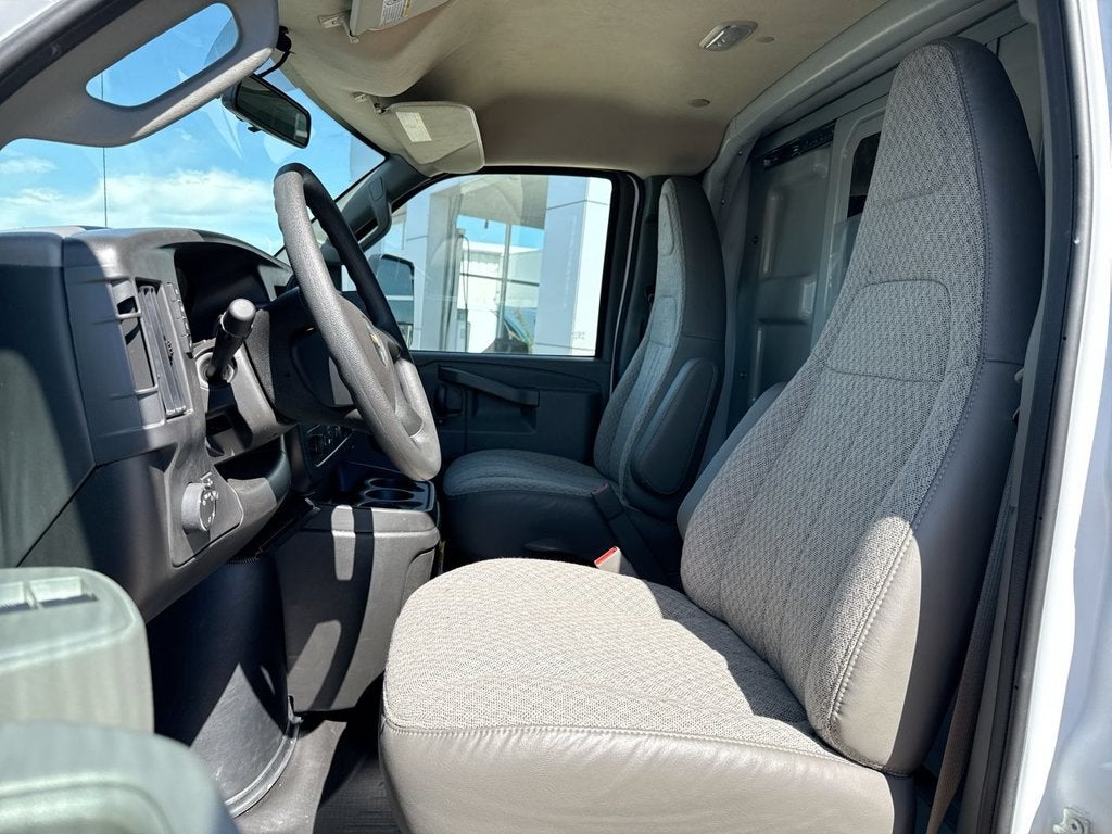 2025 Chevrolet Express Cutaway 3500 1WT