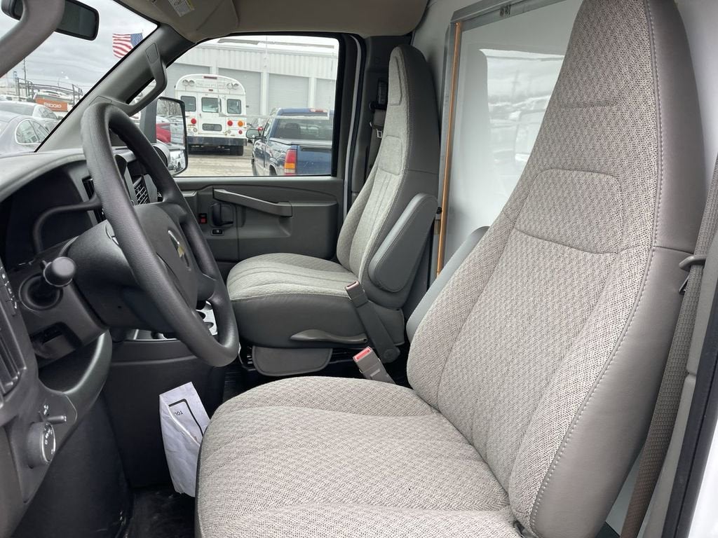 2025 Chevrolet Express Cutaway 3500 1WT