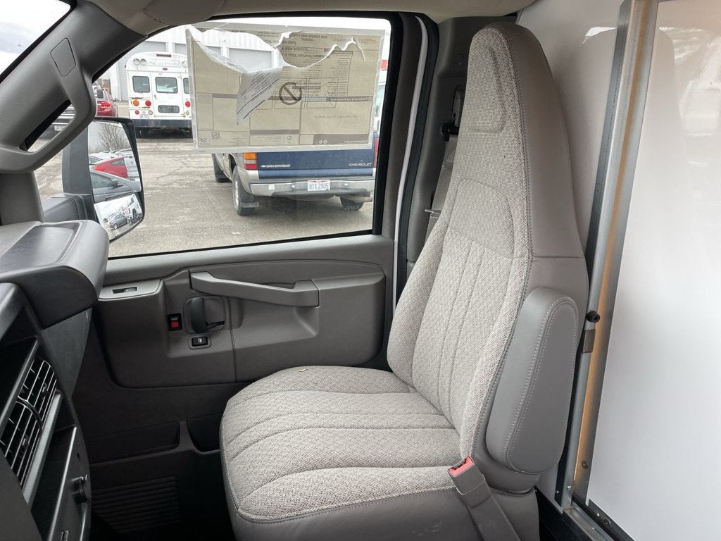 2025 Chevrolet Express Cutaway 3500 1WT