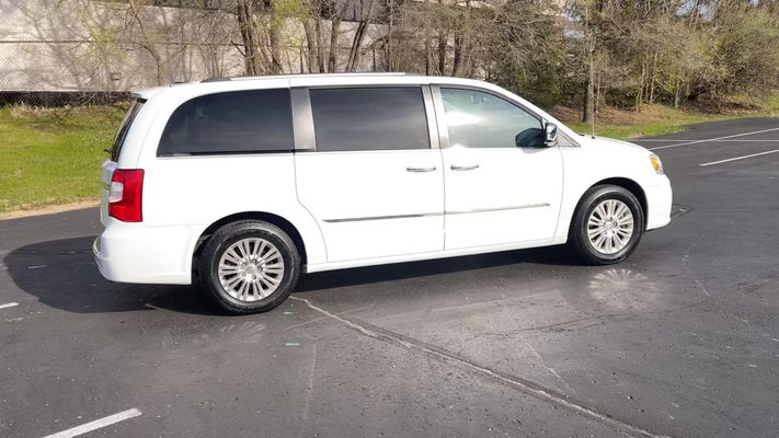 2016 Chrysler Town & Country Limited in , OH - Mark Wahlberg Chevrolet Auto Group