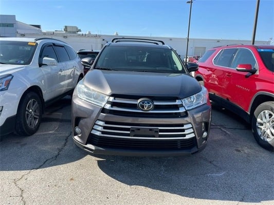 2018 Toyota Highlander SE in , OH - Mark Wahlberg Chevrolet Auto Group