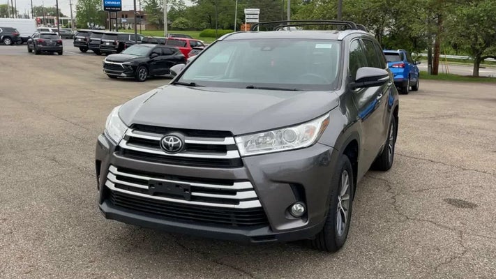 2018 Toyota Highlander SE in , OH - Mark Wahlberg Chevrolet Auto Group